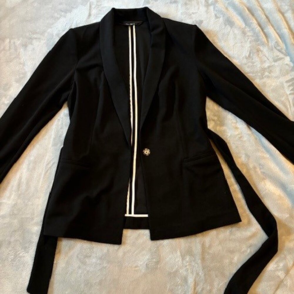 WHITE HOUSE BLACK MARKET / SLIP ON BLACK TIE-WAIST BLAZER (NWOT)